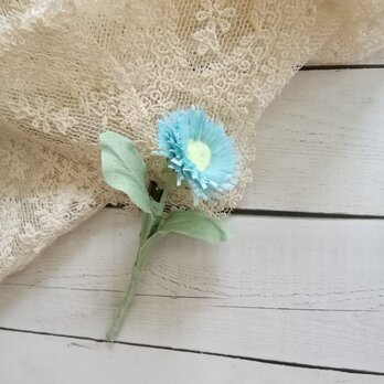 染め布花＊可憐なブルーテージーのミニコサージュの画像