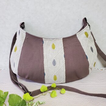 クレッセントバッグ、しずく柄（インポートファブリック）×モカ茶の三日月型ショルダーの画像