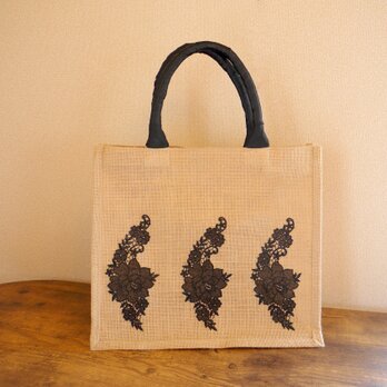 大人かわいいジュートバッグ　バラの刺繍レース　夏のお出かけ　刺繍　ブラック　バラの刺繍レースの画像