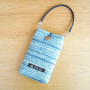 初夏のツイード調手織り布のスマホポーチ（ブルー）の画像