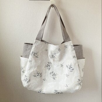 リネンのサイドポケットチューリップバッグ（白い花）の画像