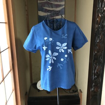ロウケツ染　綿100%  藍染め半袖Tシャツ　花と鳥の画像