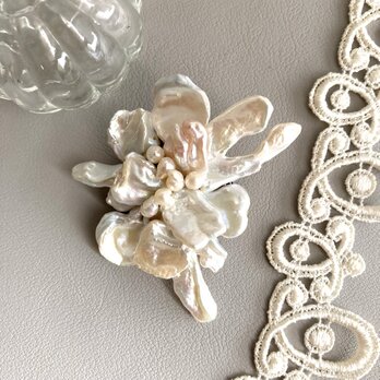 淡水ケシ真珠のブローチ・ホワイトパールペタルの画像