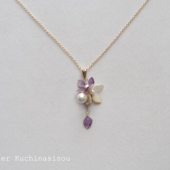 【受注製作】マニキュアフラワーの紫陽花とコットンパールのペンダント〈紫〉の画像