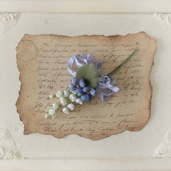 〈染め花〉スズランとスミレとくしゅくしゅリボンのコサージュ(ブルー)の画像