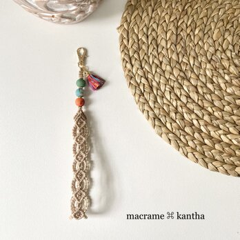 macrame ⌘ kantha カンタビーズマクラメレース　小さなタッセル付きストラップ［デザインB］の画像