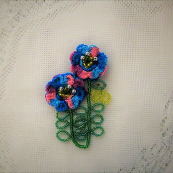 二輪の花ブローチ ミックスカラー かぎ針編みレース×ビーズの画像