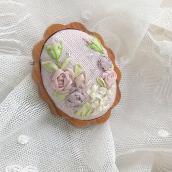 送料無料*木製枠* リボン刺繍*ビーズ*ブローチ*薔薇の画像