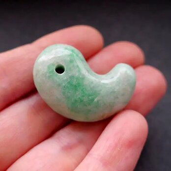 糸魚川 翡翠 ヒスイ 勾玉 桐箱入り 大きめ キレイめ 天然石 ひすい 日本製 バイカラー 31mm｜ ハンドメイド素材