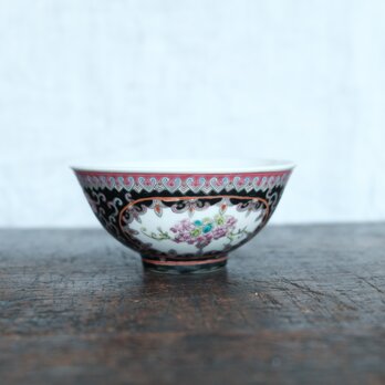 花と鳥と桃◆中国景徳鎮　花文色絵茶碗　中華料理　映え　チャイナレトロ　BKの画像