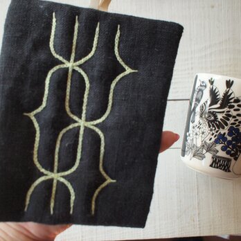 アイヌ刺繍の鍋つかみ　リネンの黒に糸抹茶ラテの画像