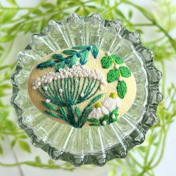 草花の刺繍ブローチ・botanicalの画像