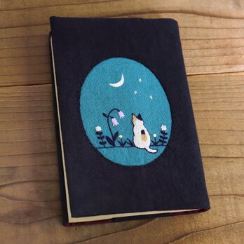 手刺繍のブックカバー『猫と月』【受注生産】の画像
