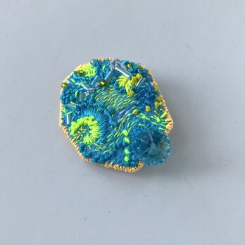 "summer crayon doodle"  夏のクレヨンで描いたみたいな   タカッケイ刺繍ブローチ