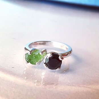 黒とグリーンの指輪の画像