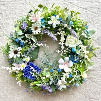 藍色の矢車菊と草花＊そよ風のグリーンリースの画像