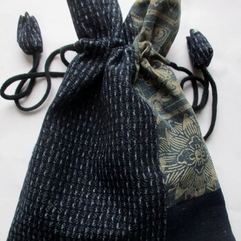 ７１８３　男絣と型染めで作った巾着袋　＃送料無料の画像