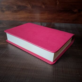 《四六判サイズ》レザーブックカバー（Fuxia）の画像