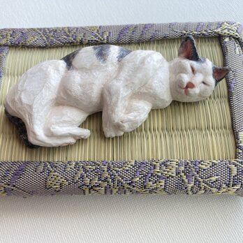 木彫りの寝・飯猫の置物（愛猫）の画像