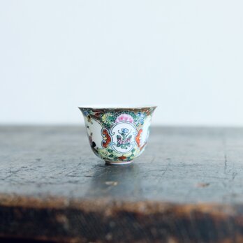 チャイナレトロで可愛い◇天女と花尽くし。　中国産　色絵金彩小ぶり猪口（茶杯）カラフル　　の画像
