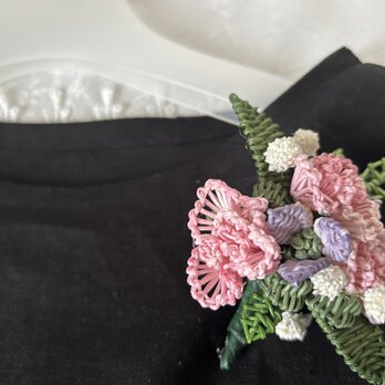 籐の花のブローチ（ピンクのカーネーション）の画像