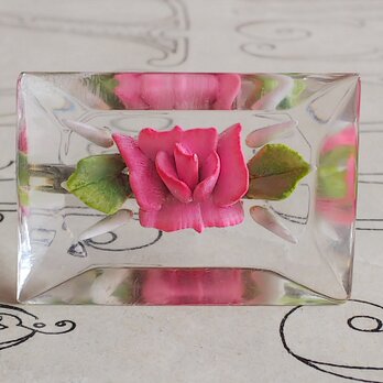 ヴィンテージ　Lucite 愛らしいピンク薔薇のブローチ（約38×26㎜）