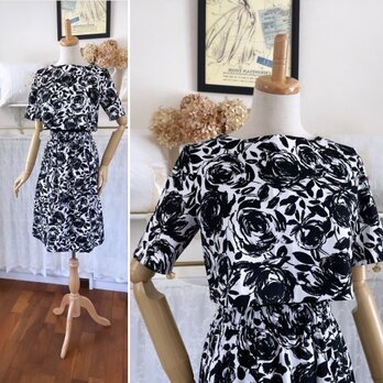 ♦️チャリティSale!♦️丈短ゆったりブラウス＆スカートのセットアップ『白黒ローズプリント生地で！コットン・1セットのみ』の画像