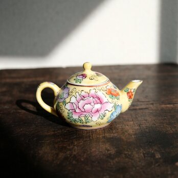 黄色で可愛い◆中国製造　色絵金彩小ぶり急須　煎茶茶器　チャイナレトロ　シノワズリ　牡丹の画像