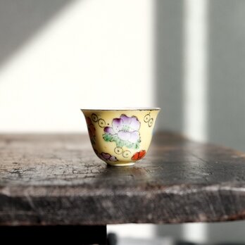 黄色で可愛い◆カラフルな花尽くし。中国産　色絵金彩小ぶり猪口　茶杯　煎茶茶器　器　シノワズリの画像