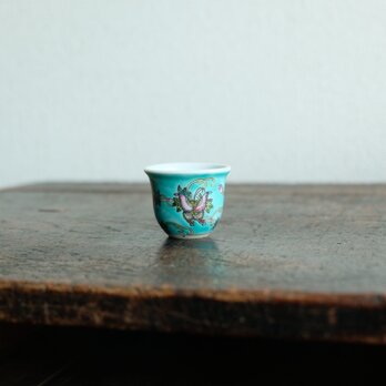 ビビットカラーで素敵◆花唐草と蝶々。中国景徳鎮　小ぶり猪口　茶杯　チャイナレトロの画像