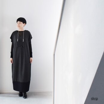 ポンチ素材の裾リブ切替ロングワンピース：チャコールグレー（Vネック/フレンチスリーブ）［OP63HSGY］