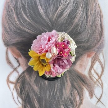 向日葵とカーネーションのヘアゴム　お花　ピンク　ヘアゴム　薔薇　バラ　ヘアゴム　パール　髪飾り　結婚式　お出掛けの画像