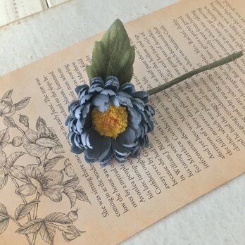 〈染め花〉デイジーの一輪コサージュ(ブルーグレー)の画像