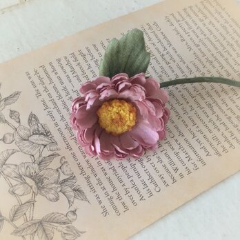 〈染め花〉デイジーの一輪コサージュ(くすみピンク)の画像