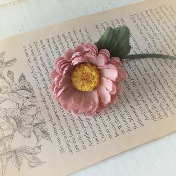 〈染め花〉デイジーの一輪コサージュ(ピンク)の画像