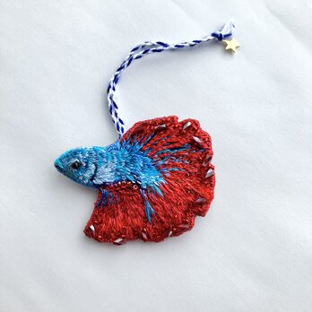 ベタの刺繍オーナメント/ブローチ "red and blue betta fish"の画像