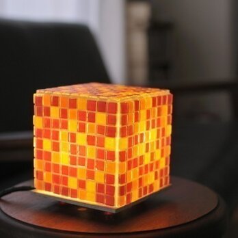 モザイクタイルのランプ　夕焼け色（朱-橙-黄色）の画像