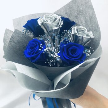 プリザーブドフラワー青とシルバーローズの6輪 の薔薇にかすみ草とリボンをふんわり束ねた花束（花束ラッピング）の画像