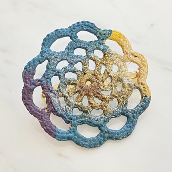漆手編みレースブローチ(カメリア・青緑と紫)の画像