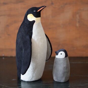 革のオブジェ　コウテイペンギン親子の画像