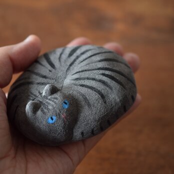 革のオブジェ　サバトラ猫の画像