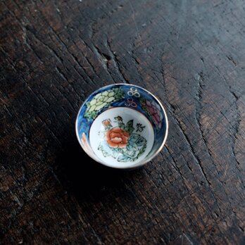 春と芍薬◆鮮やかな青。チャイナレトロで可愛い。中国景徳鎮　色絵金彩小ぶり猪口　カラフルな牡丹の画像