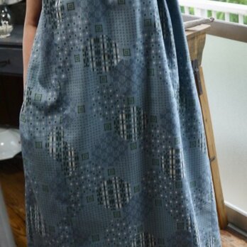 正絹ブルーグレー反物から衿フリルのワンピースの画像