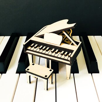 木製「ピアノのオブジェ」の画像