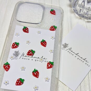 ちっちゃな苺のスマホケース 全機種対応 果物 スマホカバー iPhone 12 iPhone 13 Xperia ストロベリーの画像