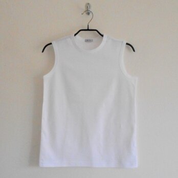 【Uネック-白】一枚で魅せるスリーブレスTシャツの画像