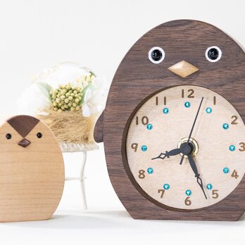 赤ちゃんペンギンがついているブラックウォルナットのペンギンの置き時計【クオーツ時計】の画像