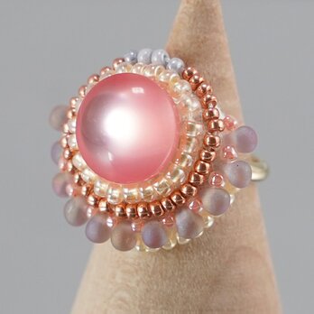 スカーフ留めにも おしゃべりな指輪152 フリーサイズ　ビーズ刺繍のリング　ピンク　おおぶりリングの画像