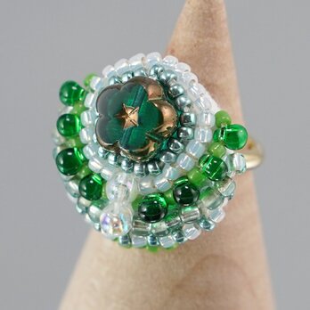 スカーフ留めにも おしゃべりな指輪154 フリーサイズ　ビーズ刺繍のリング　グリーン　花　おおぶりリングの画像