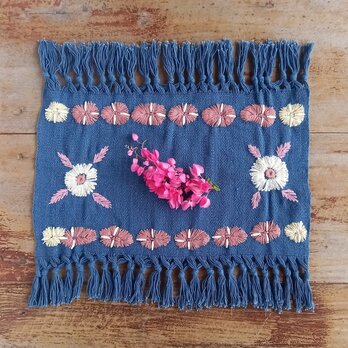 [セール]草木染めの手刺繍クロス 藍 /棚飾り, 敷物, インテリア飾り / 手織りコットン / 3色の綿糸とジュズダマの花の画像